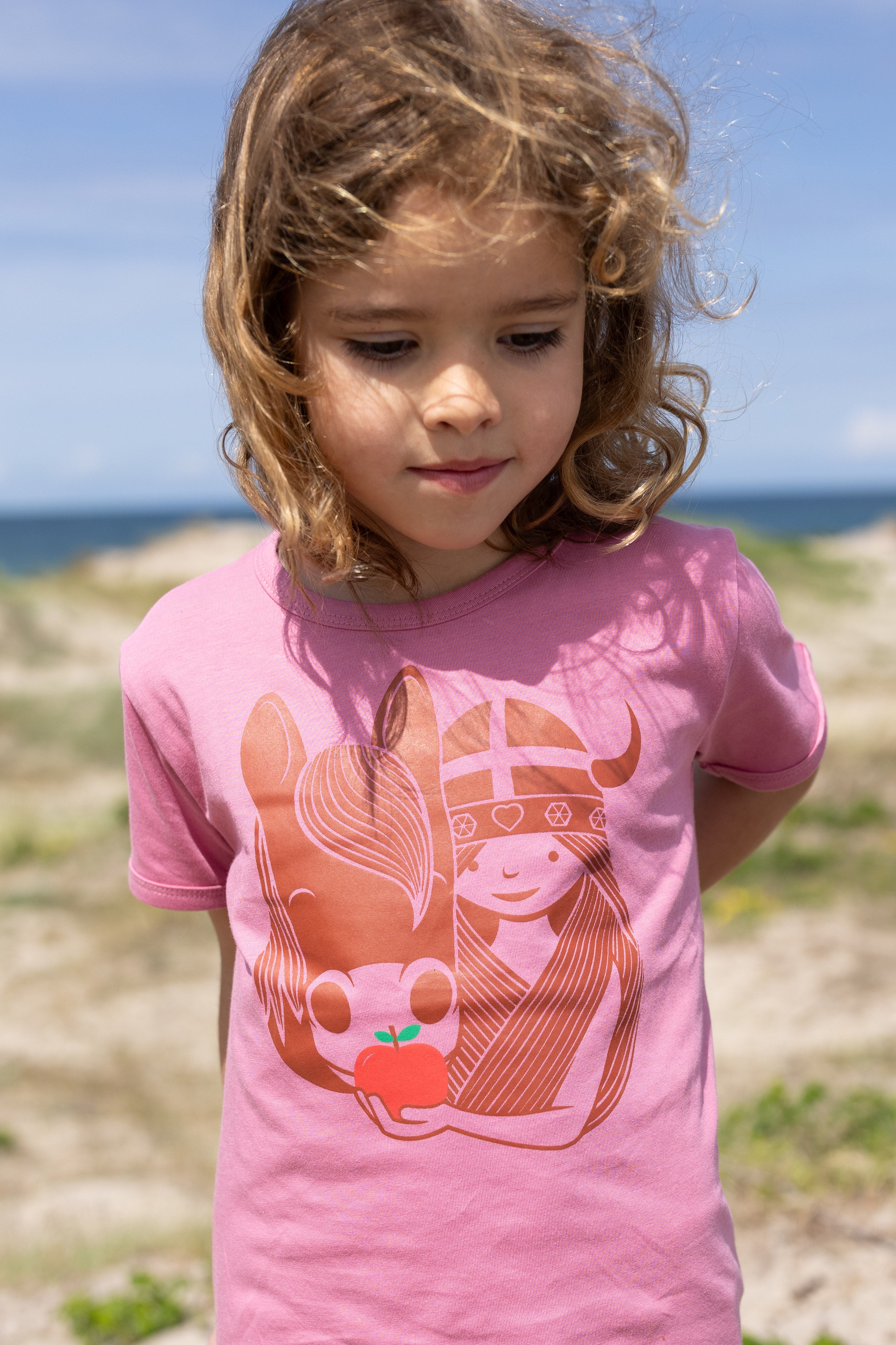 Sød rosa t-shirt i bomuld til børn med print af viking og hest