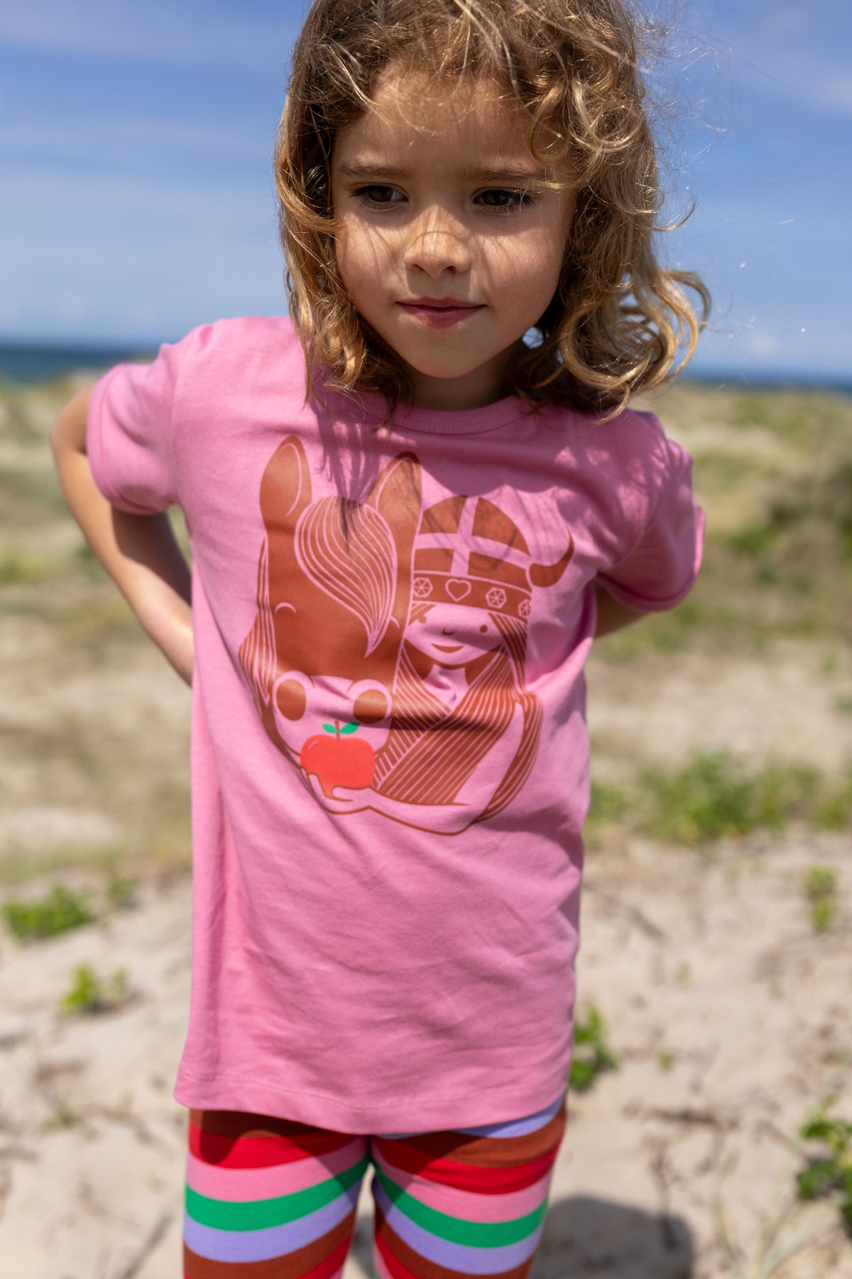 Sød rosa t-shirt i bomuld til børn med print af viking og hest