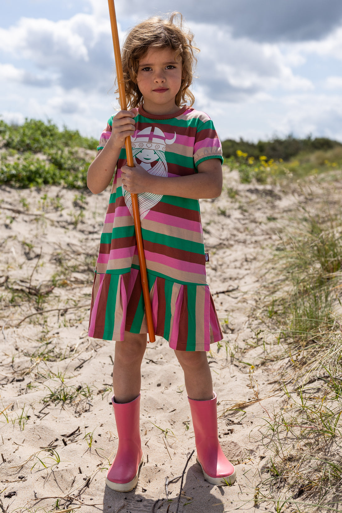 Stribet kjole til piger med vikingemotiv.