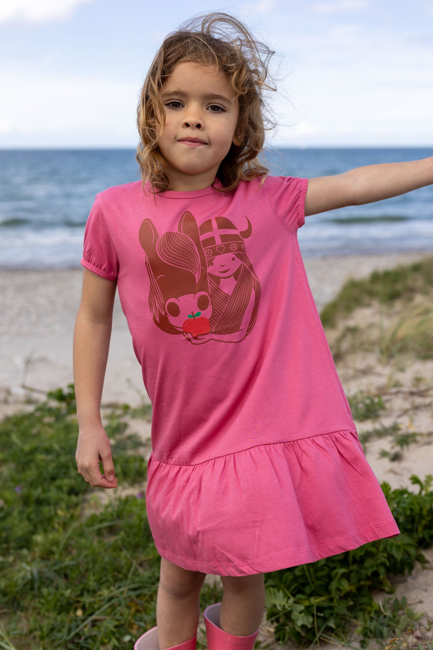 Kjole med print af vikingepige og hest.