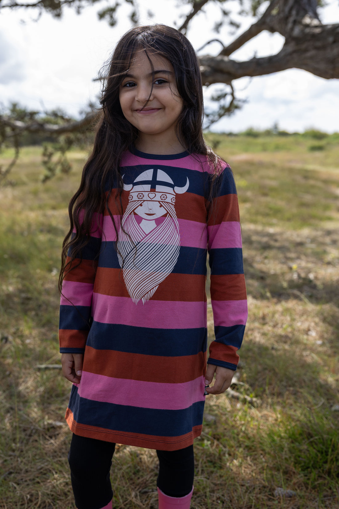 Stribet kjole med vikingepige.