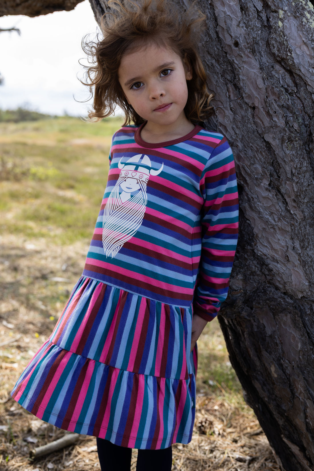 Stribet kjole til børn med print af vikingen Freja