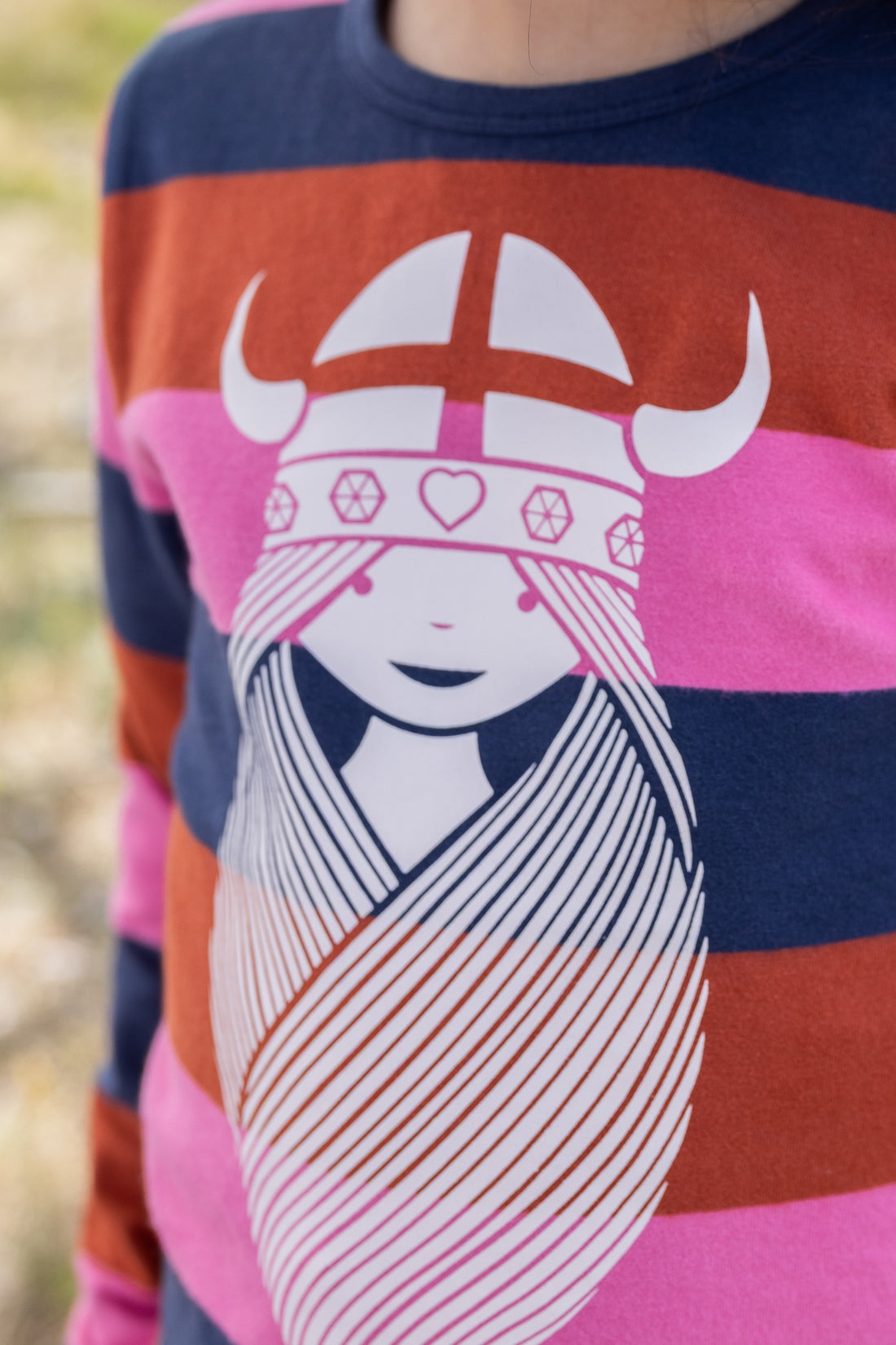 Stribet bluse i bomuld til børn med print af vikingen Freja