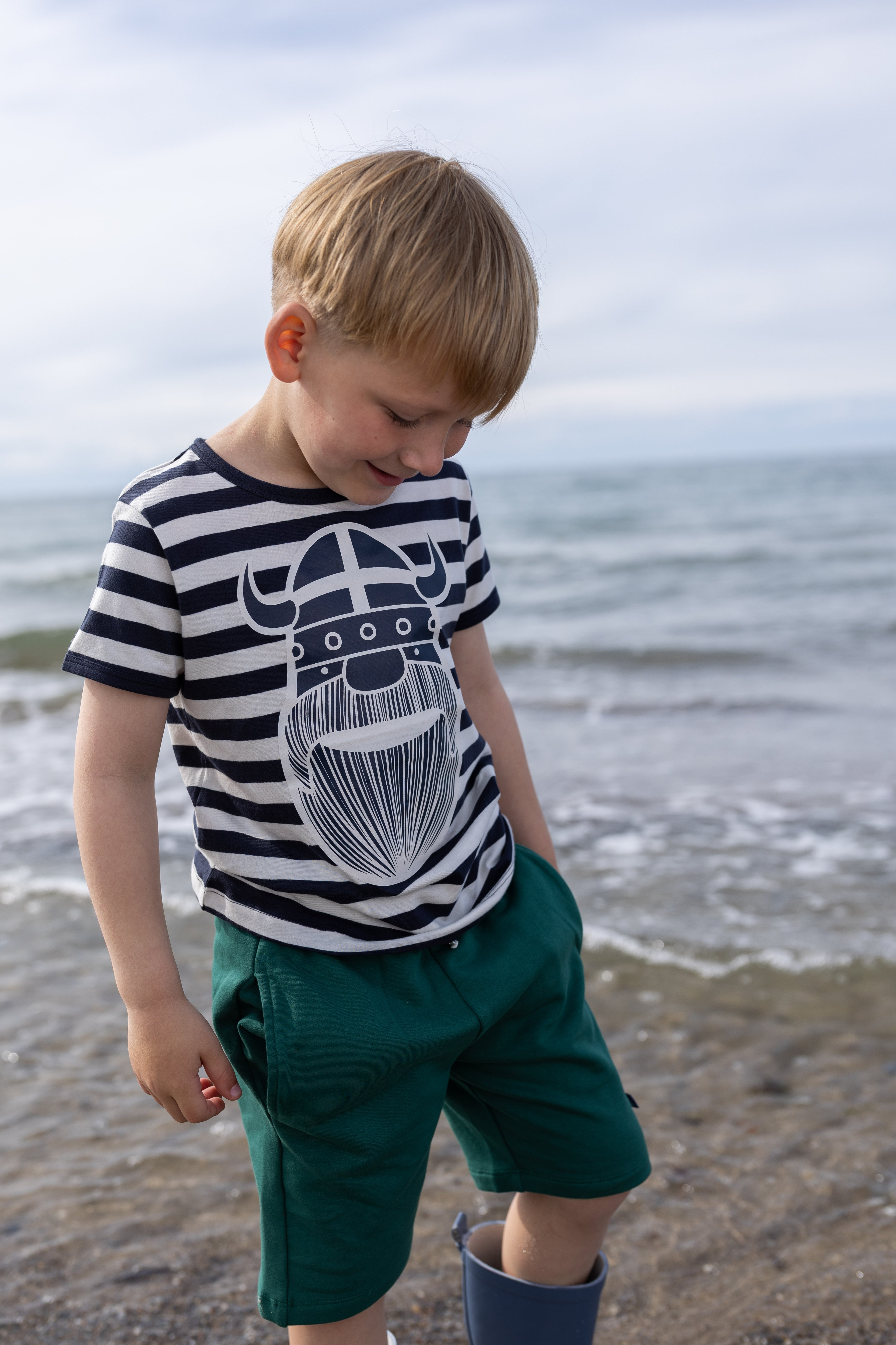 Sød t-shirt i bomuld med navyblå og råhvide striber til børn med print af vikingen Erik