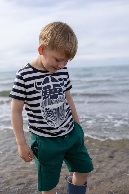 Sød t-shirt i bomuld med navyblå og råhvide striber til børn med print af vikingen Erik