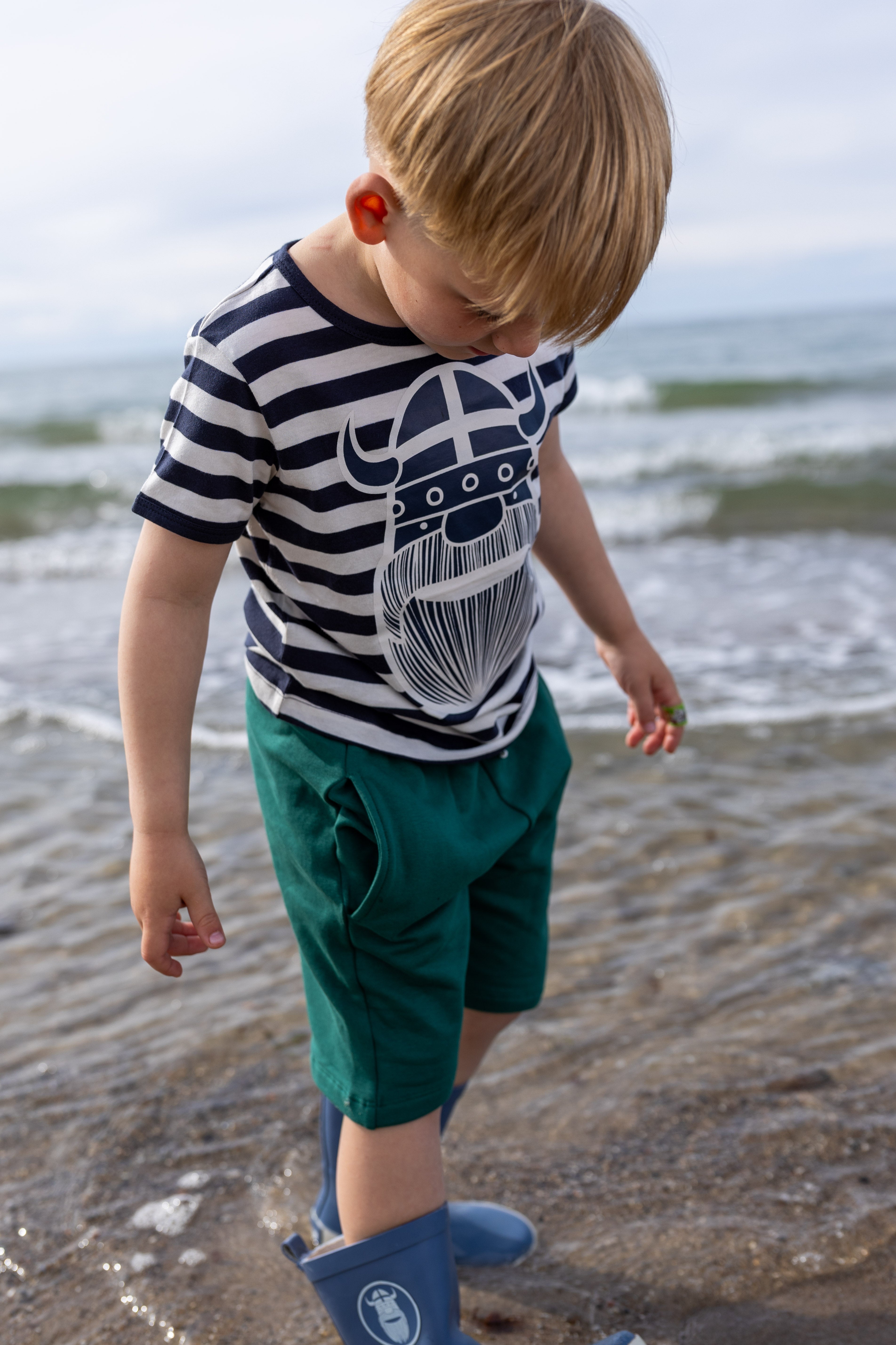 Sød t-shirt i bomuld med navyblå og råhvide striber til børn med print af vikingen Erik