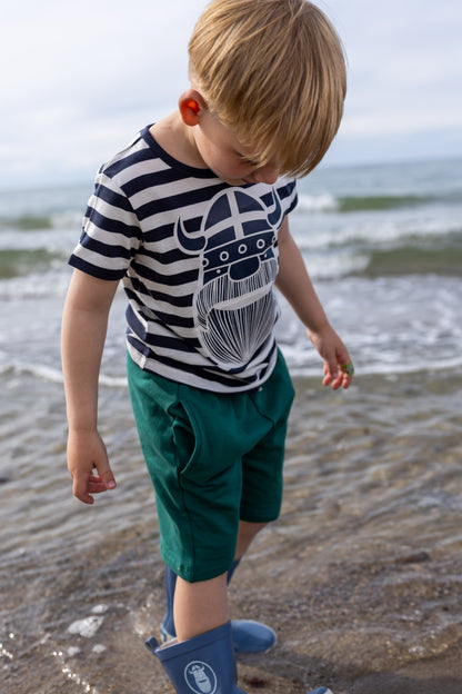 Sød t-shirt i bomuld med navyblå og råhvide striber til børn med print af vikingen Erik