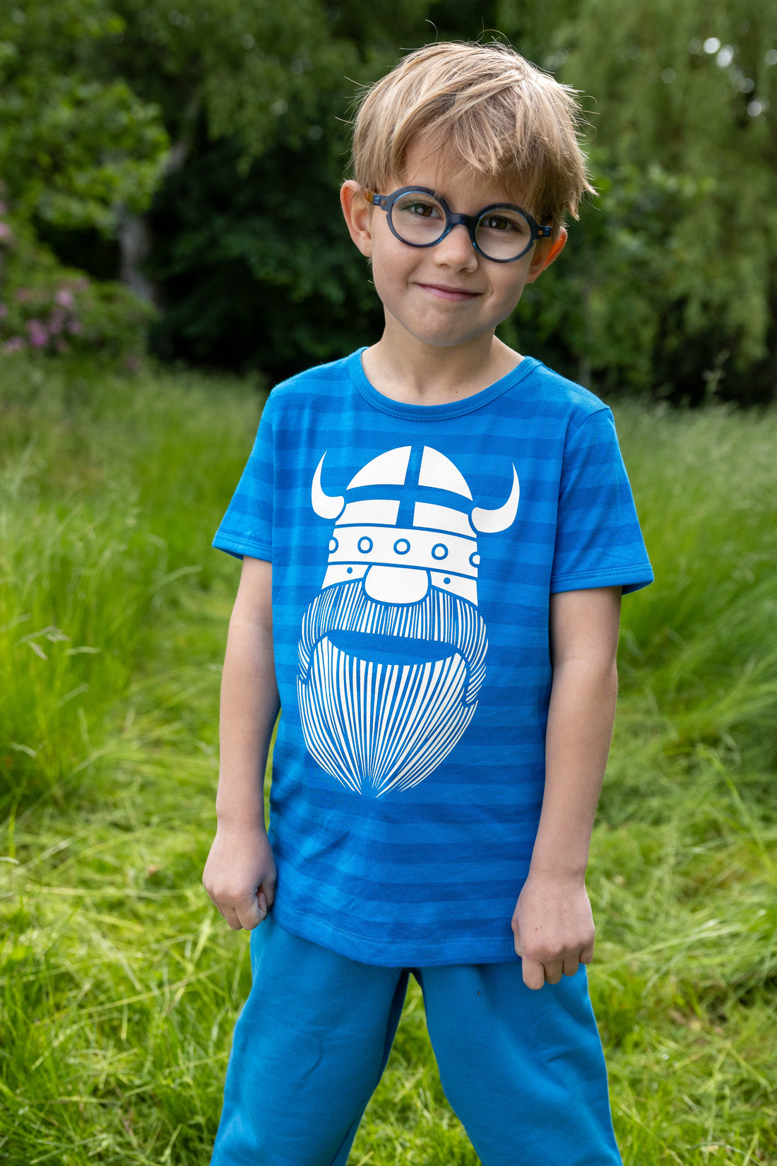 Sød t-shirt i bomuld med blå striber til børn med print af vikingen Erik