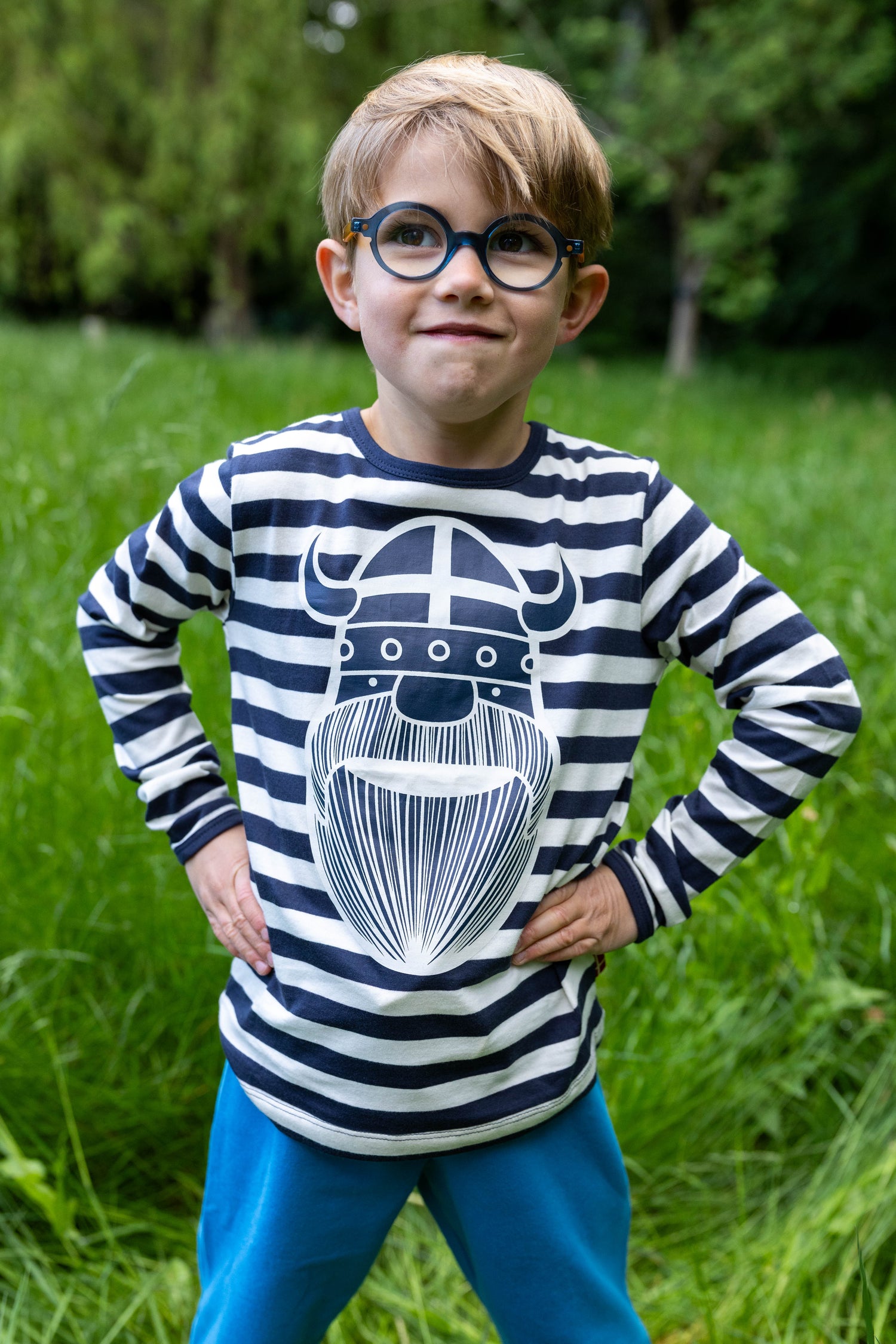 Langærmet bluse med navyblå og råhvide striber og print af vikingen Erik til børn