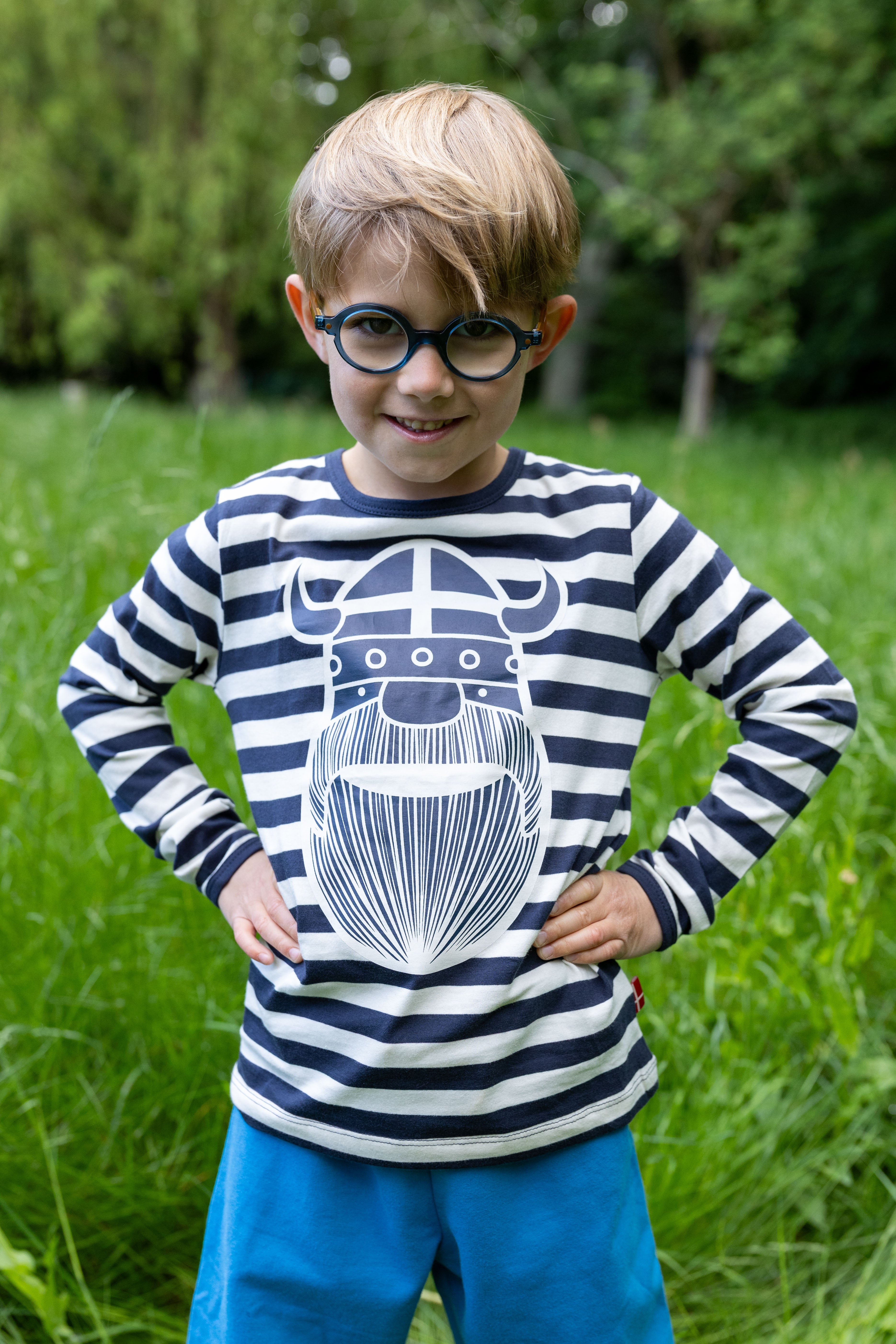 Langærmet bluse med navyblå og råhvide striber og print af vikingen Erik til børn