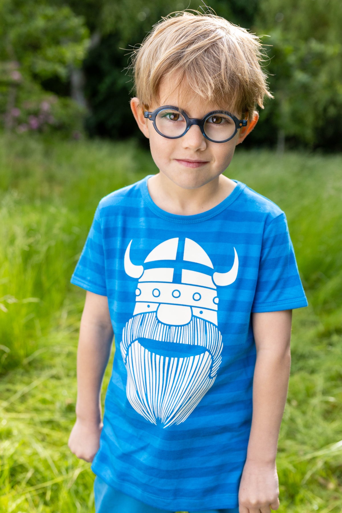 Sød t-shirt i bomuld med blå striber til børn med print af vikingen Erik