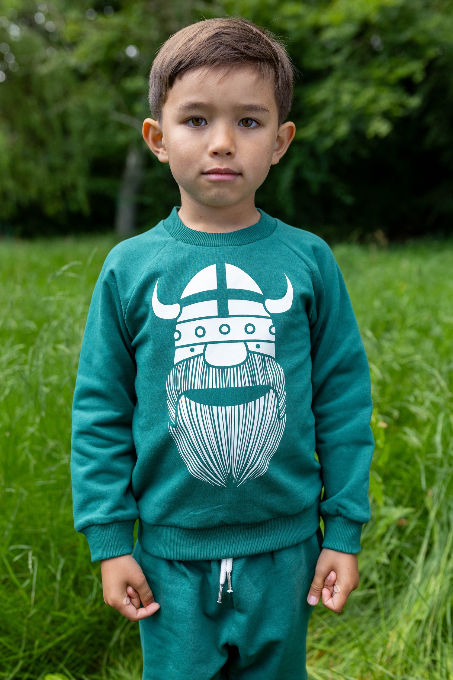 Sød grøn sweatshirt til børn med print af viking