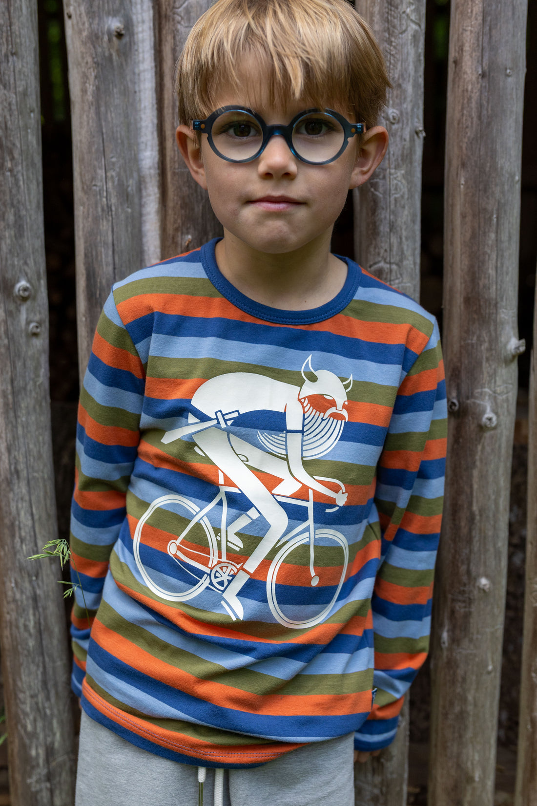 Stribet bluse til børn med cyklende viking