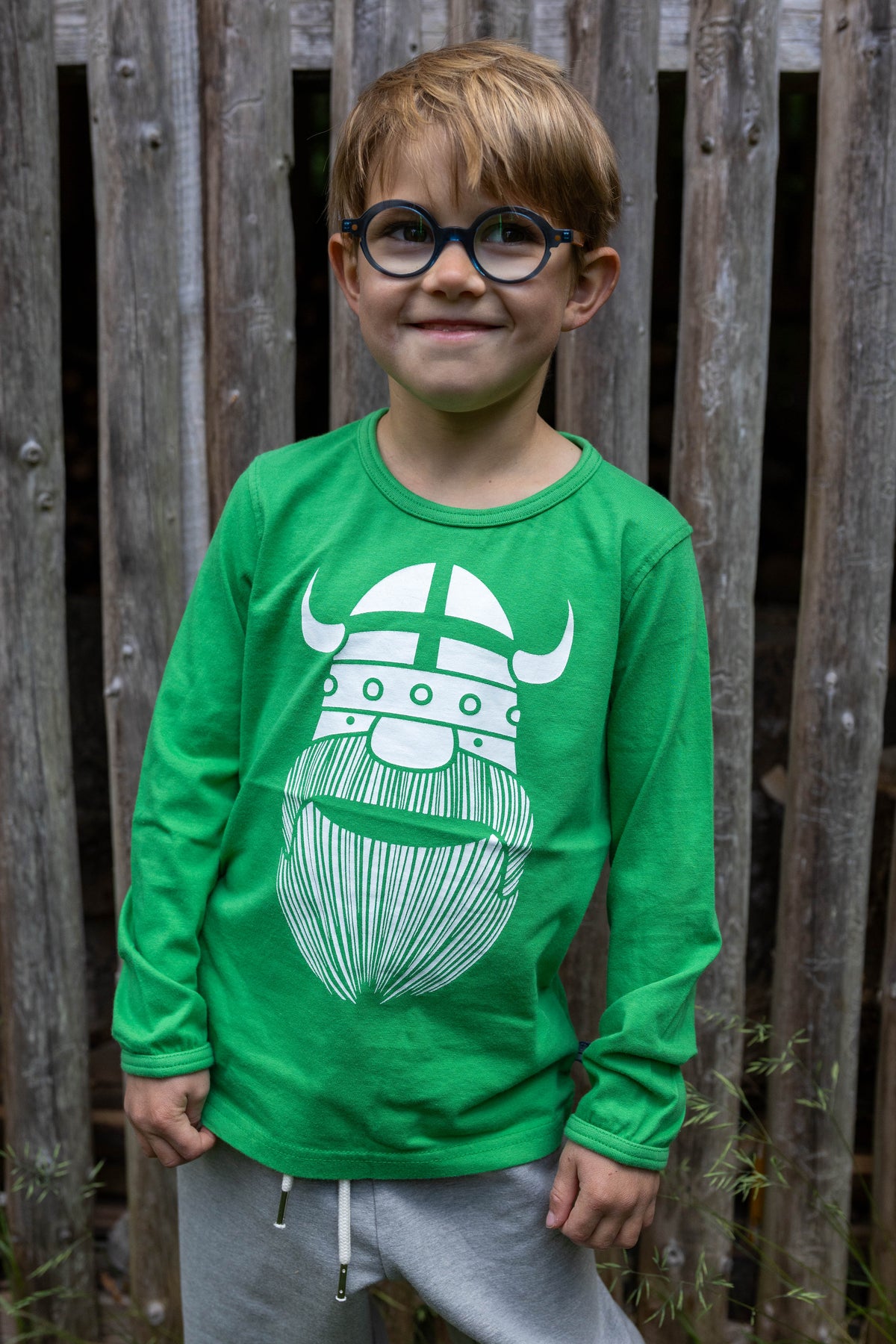 Grøn langærmet bluse med print af vikingen Erik til børn
