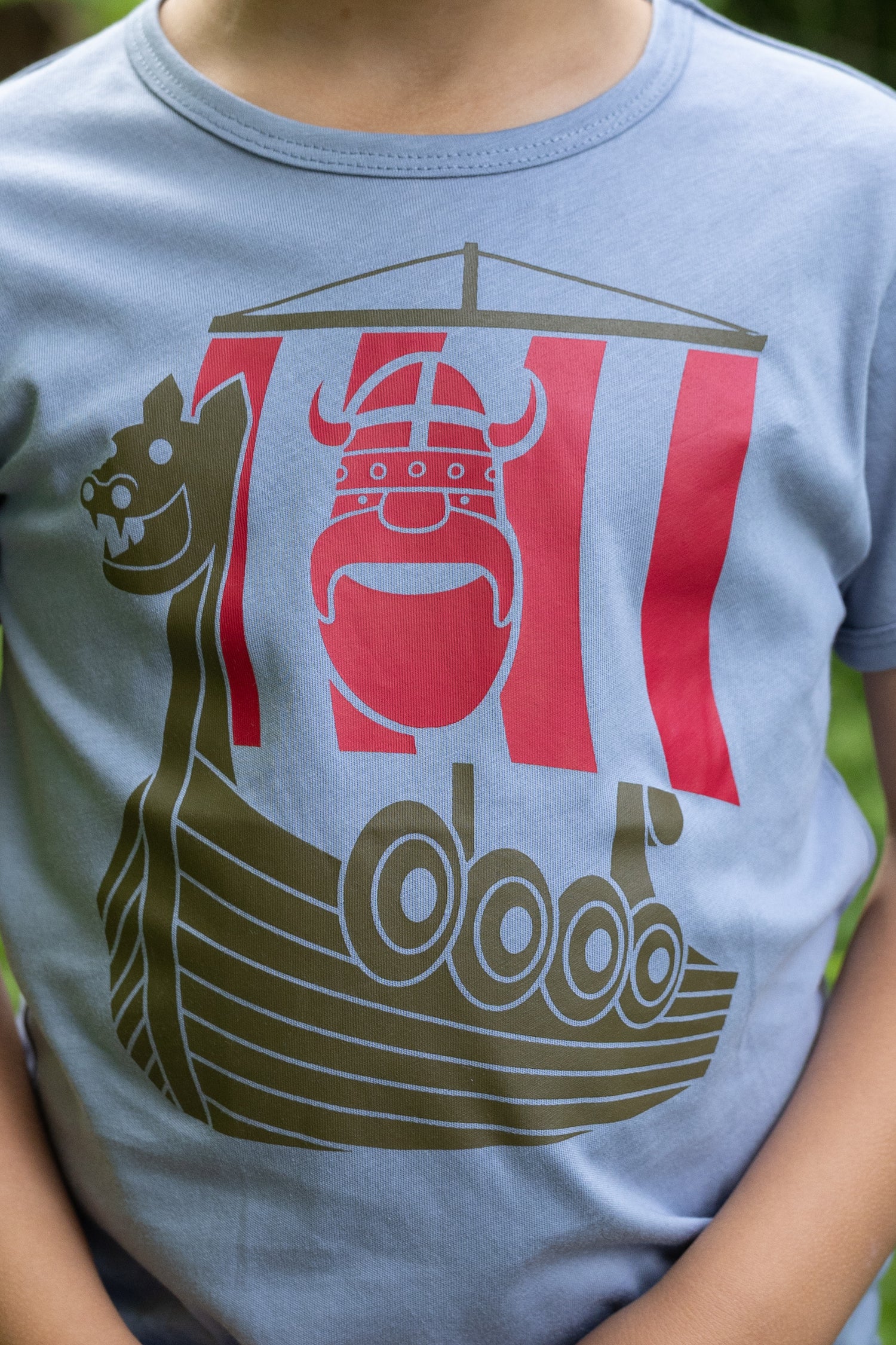 Sød blå t-shirt i bomuld til børn med print af vikingeskib