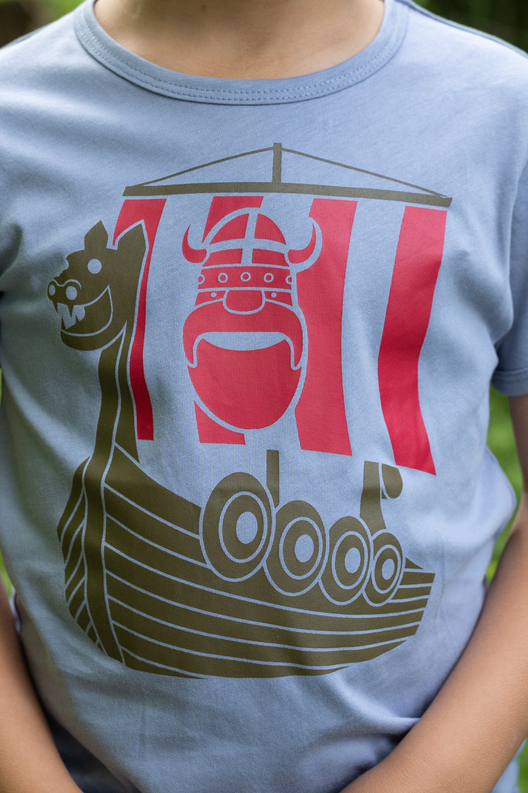 Sød blå t-shirt i bomuld til børn med print af vikingeskib