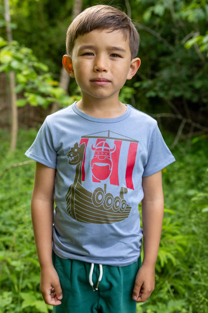 Sød blå t-shirt i bomuld til børn med print af vikingeskib