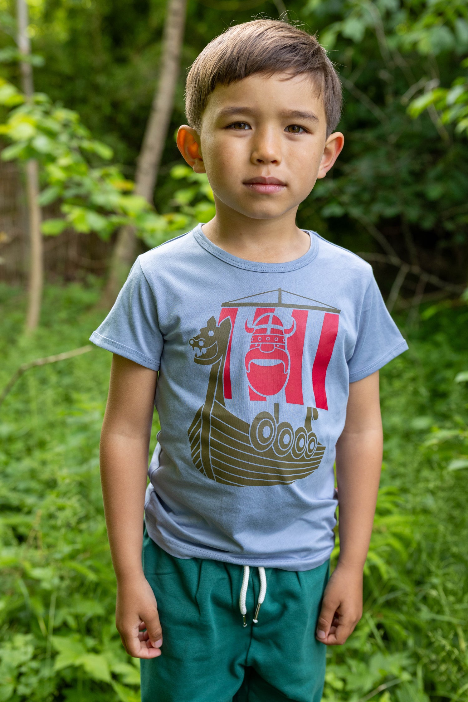 Sød blå t-shirt i bomuld til børn med print af vikingeskib