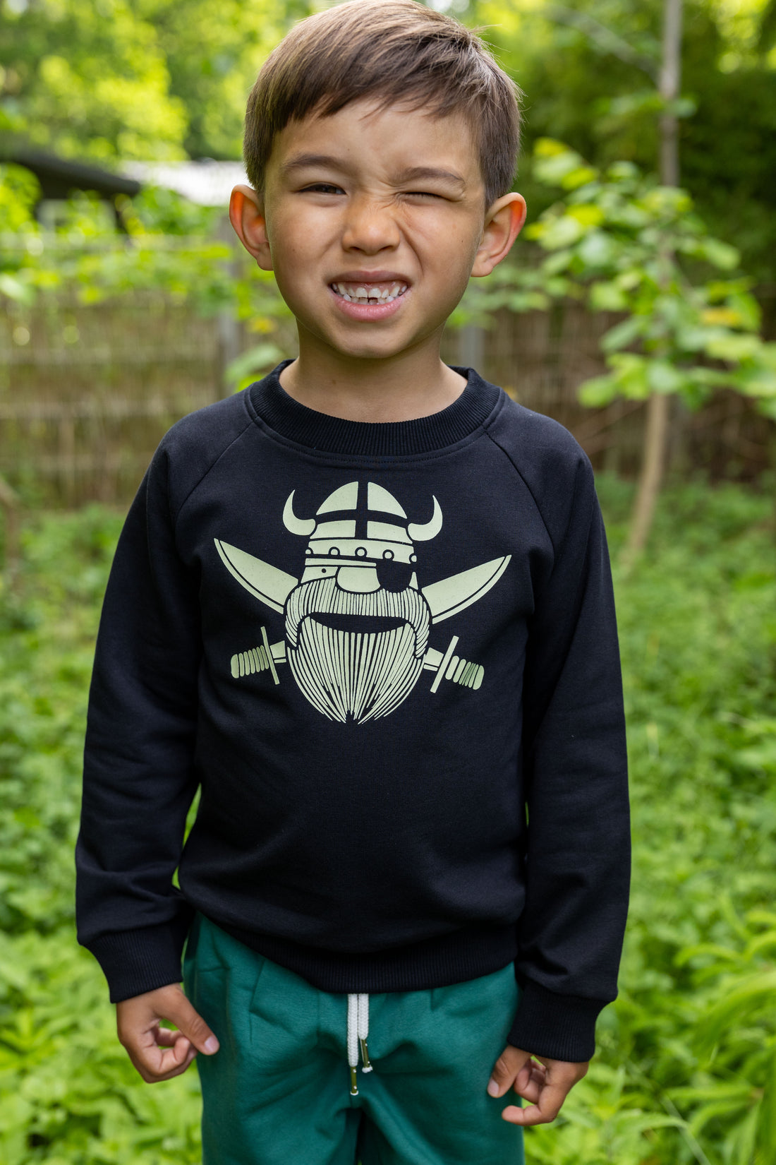 Sød sort sweatshirt til børn med print af piratviking