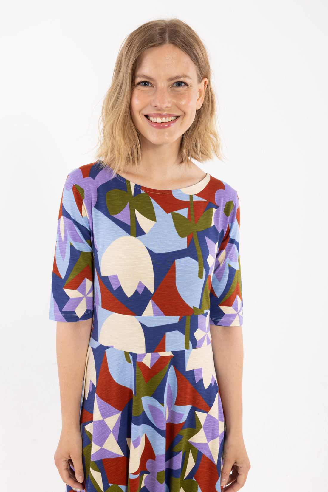 Flot kjole i farverigt mønster og økologisk bomuldsblanding til kvinder