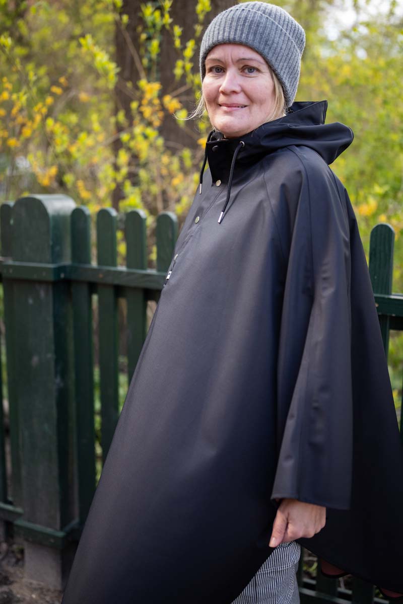 Regnponcho i sort til kvinder