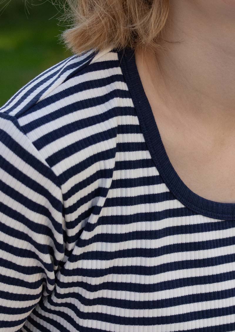 Stribet t-shirt i navyblå og knækket hvid til kvinder