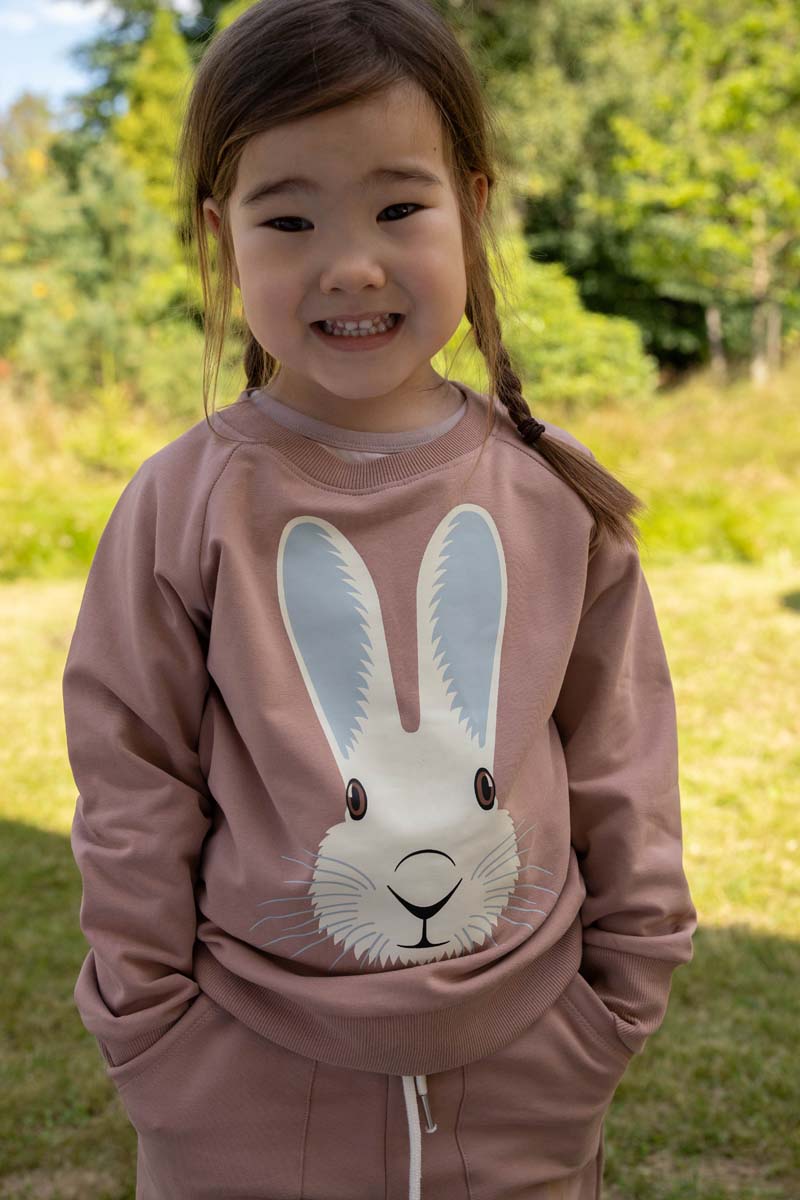 Skøn rosabeige sweatshirt til børn med print af vildkanin