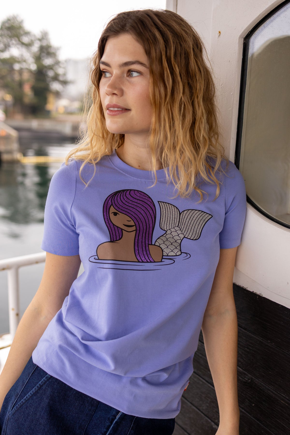 Lækker t-shirt i viola til kvinder. Se udvalget hos Danefæ her!