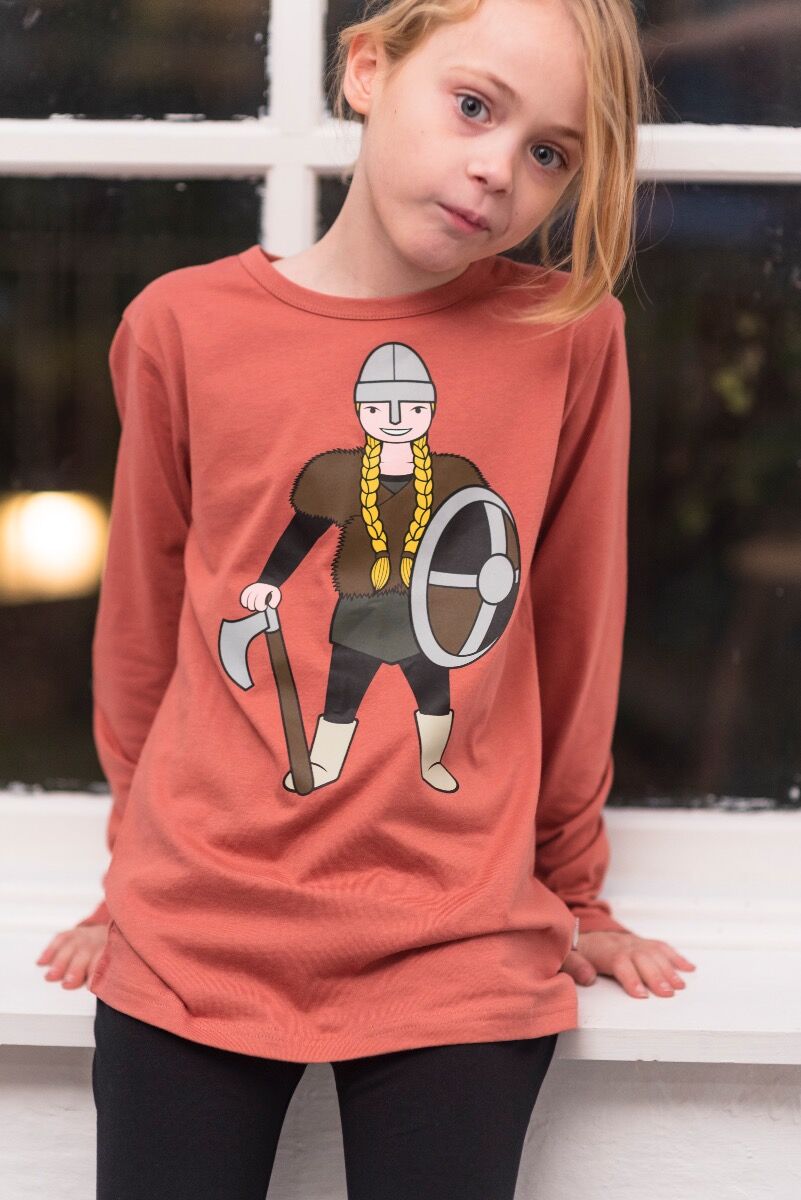 Sød langærmet bluse med print af vikingen Sif til børn