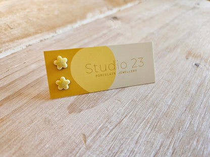 Studio 23 Stud Flower Earrings Pair Lilac