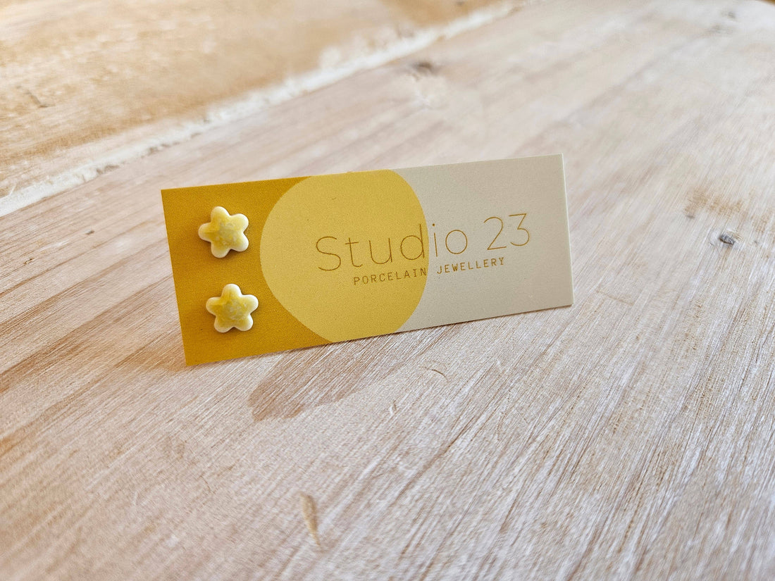 Fine blomsterformede ørestikker i porcelænsler og smuk gul farve fra Studio 23 Ceramics