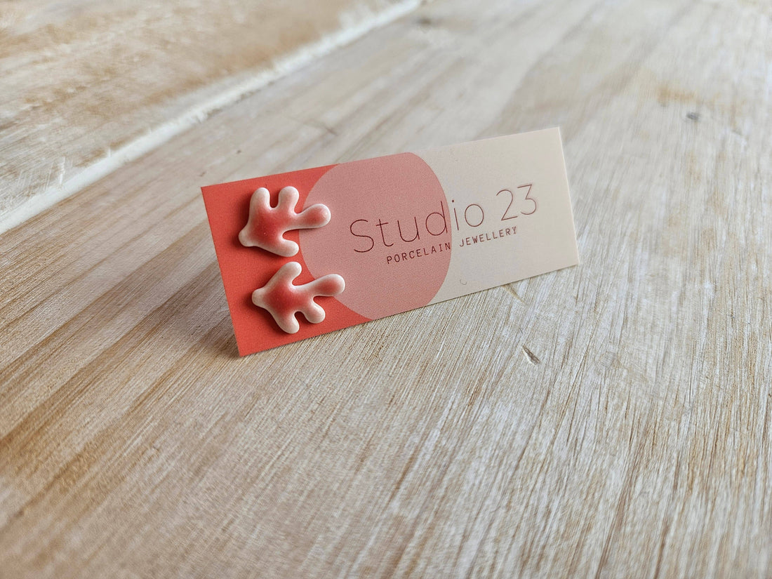 Fine koralformede ørestikker i porcelænsler og smuk lyserød farve fra Studio 23 Ceramics