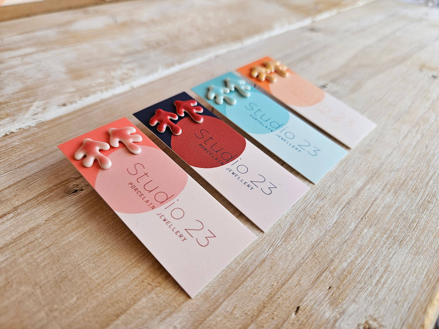 Fine koralformede ørestikker i porcelænsler fra Studio 23 Ceramics