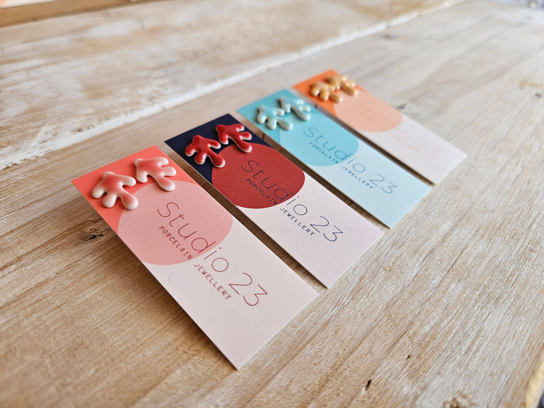 Fine koralformede ørestikker i porcelænsler fra Studio 23 Ceramics