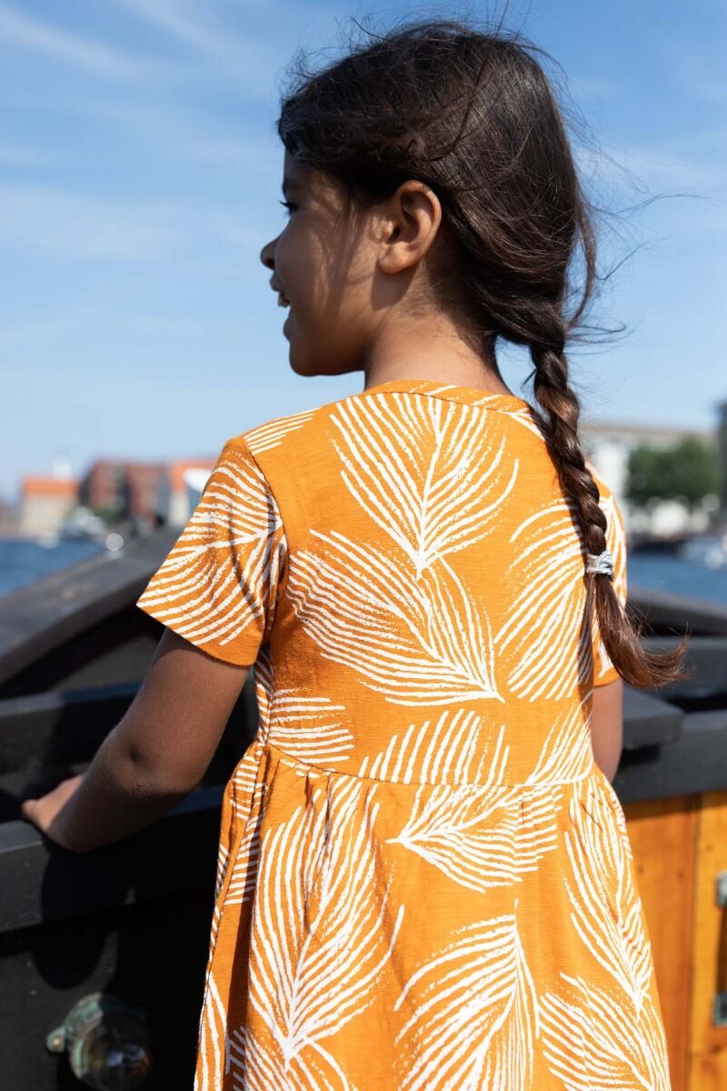 Lille pige med en gul sommerkjole