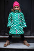 Lille pige med Danefæ regnfrakke