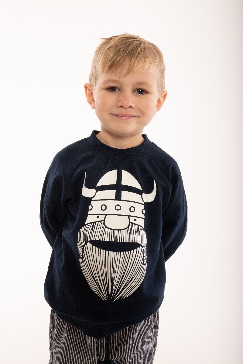 Sød navyblå sweatshirt til børn med print af vikingen Erik