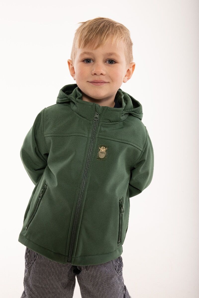 Lille dreng med grøn softshell jakke på