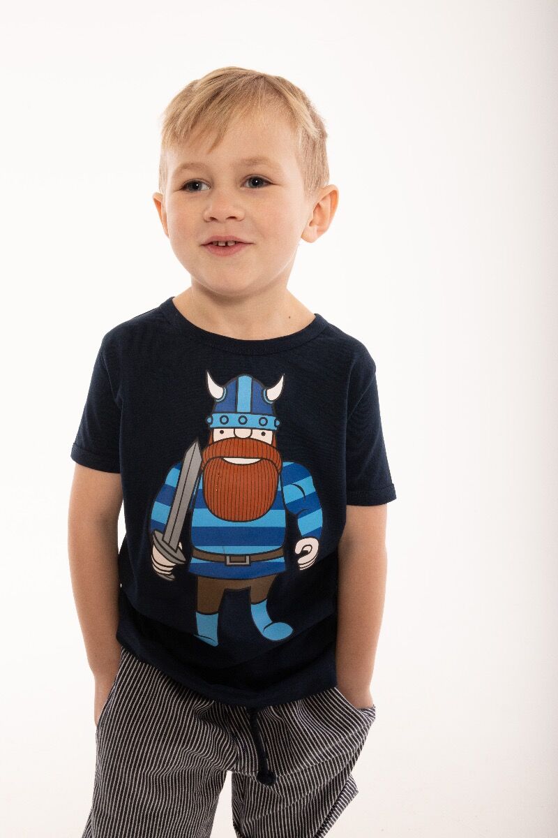 Sød navyblå t-shirt i bomuld til børn med print af vikingen Erik