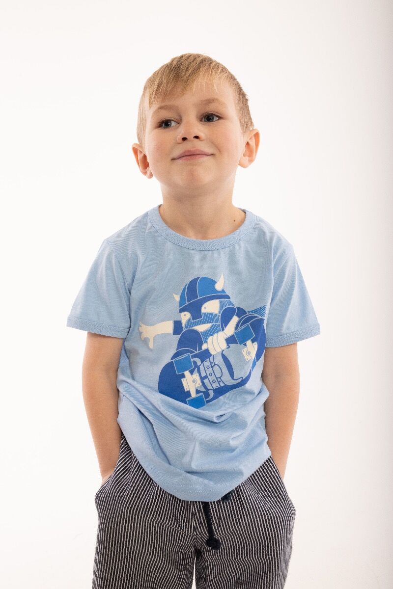 T-shirt til børn med viking på skateboard  