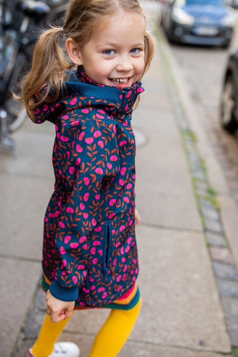 Close up af en pige med en Danefæ softshell jakke på
