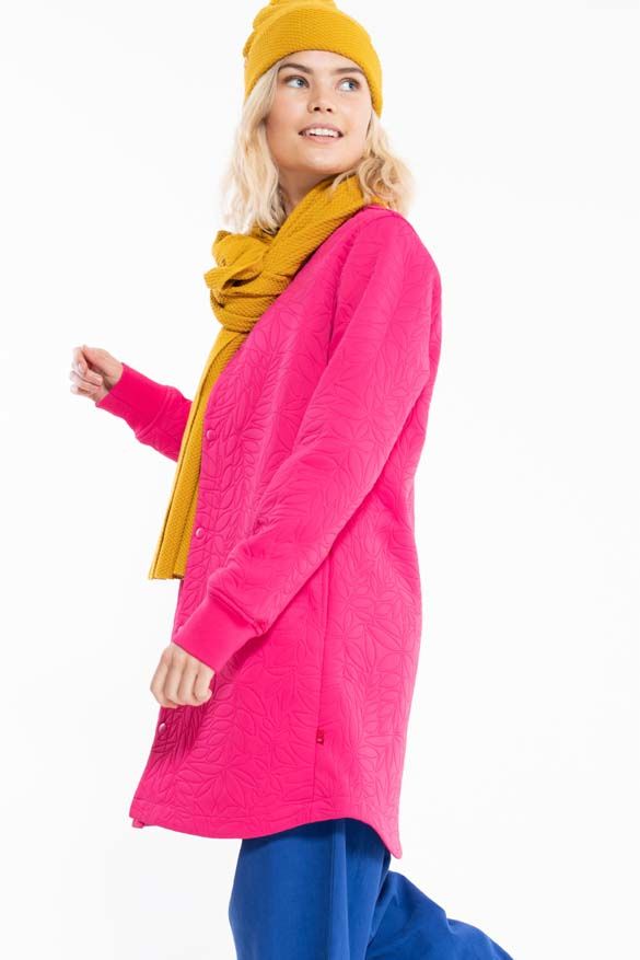 Model med lang pink termojakke på 