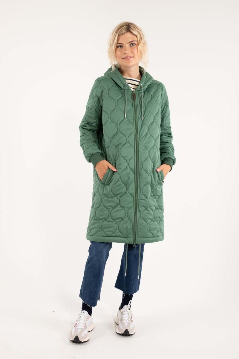 Blond model med lang, grøn termo jakke