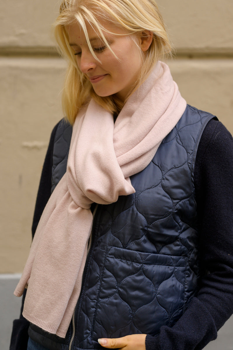 Danebundle-up Merino Scarf Powder Pink