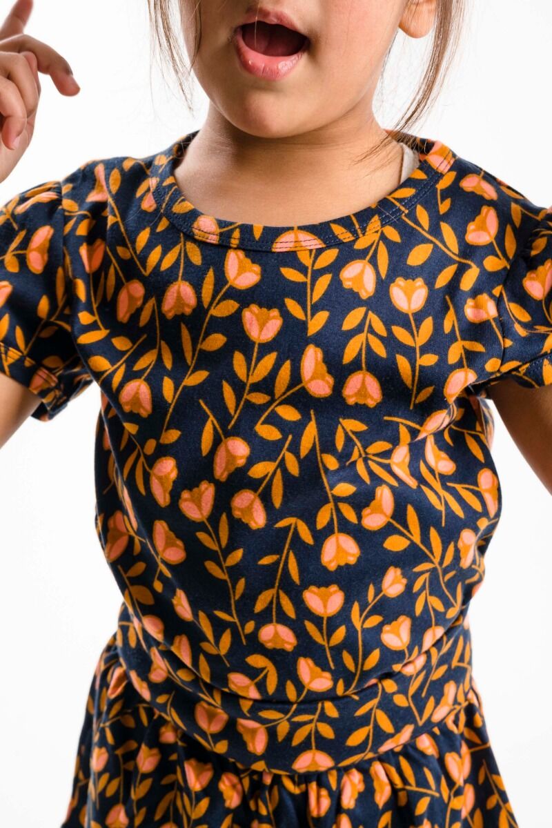 T-shirt til børn med blomster 