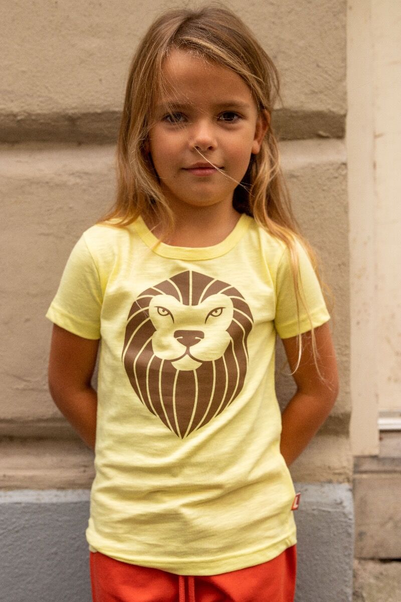 Sød kortærmet t-shirt i lysegul til børn med fint print af løve