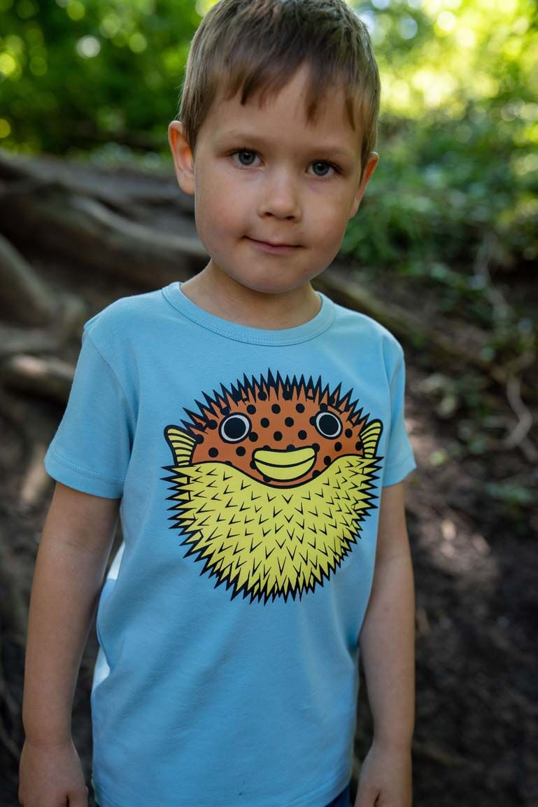 T-shirt til børn med pindsvinfisk   