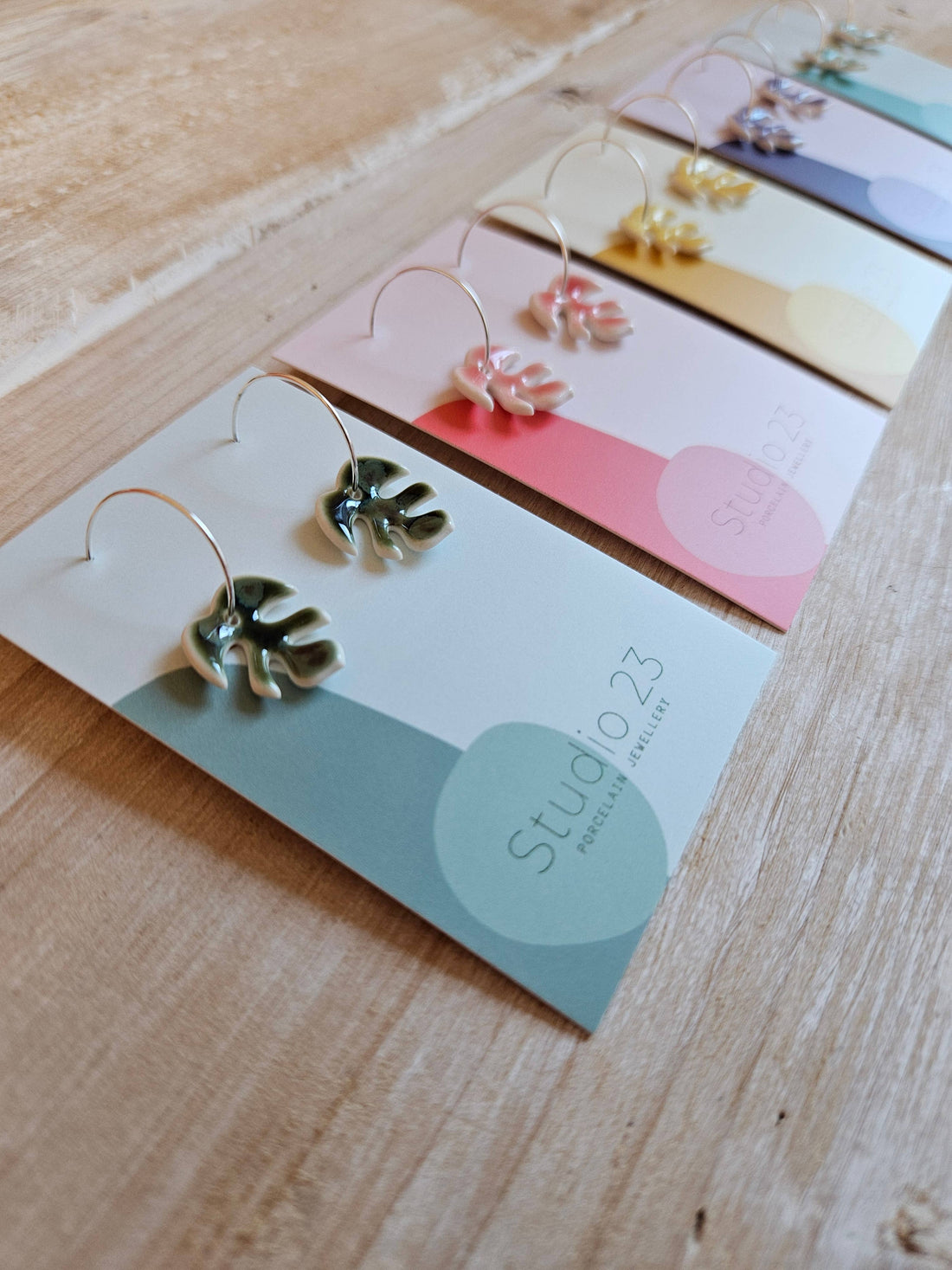 Fine bladformede dråbeøreringe i porcelænsler fra Studio 23 Ceramics