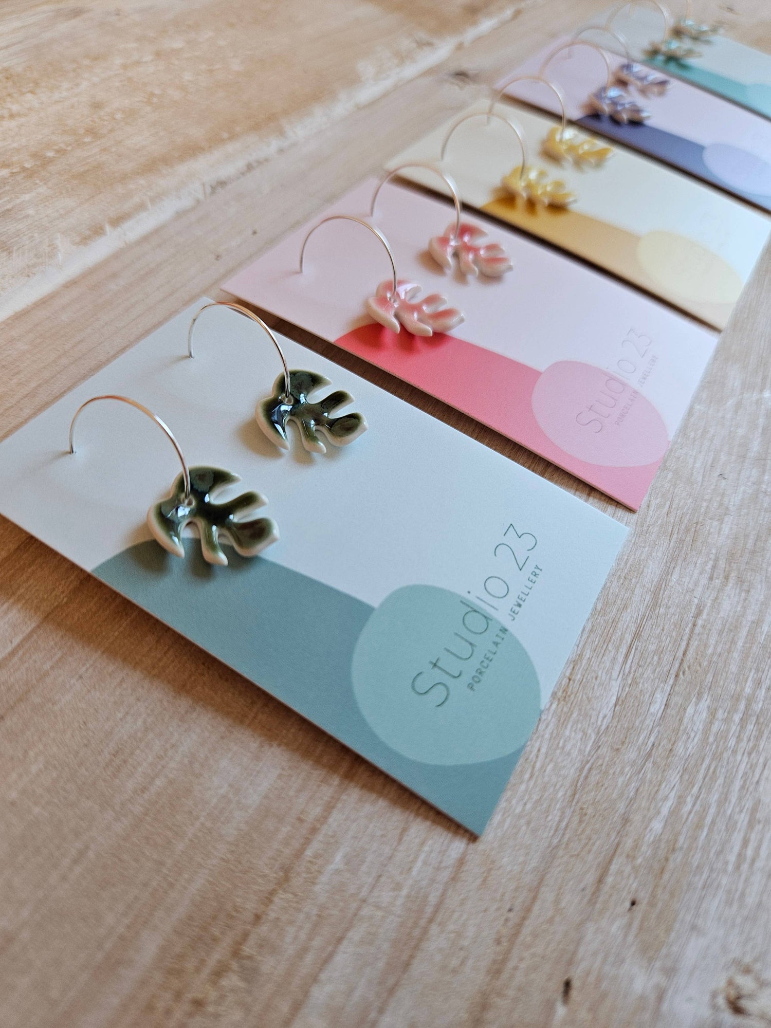 Fine bladformede dråbeøreringe i porcelænsler fra Studio 23 Ceramics