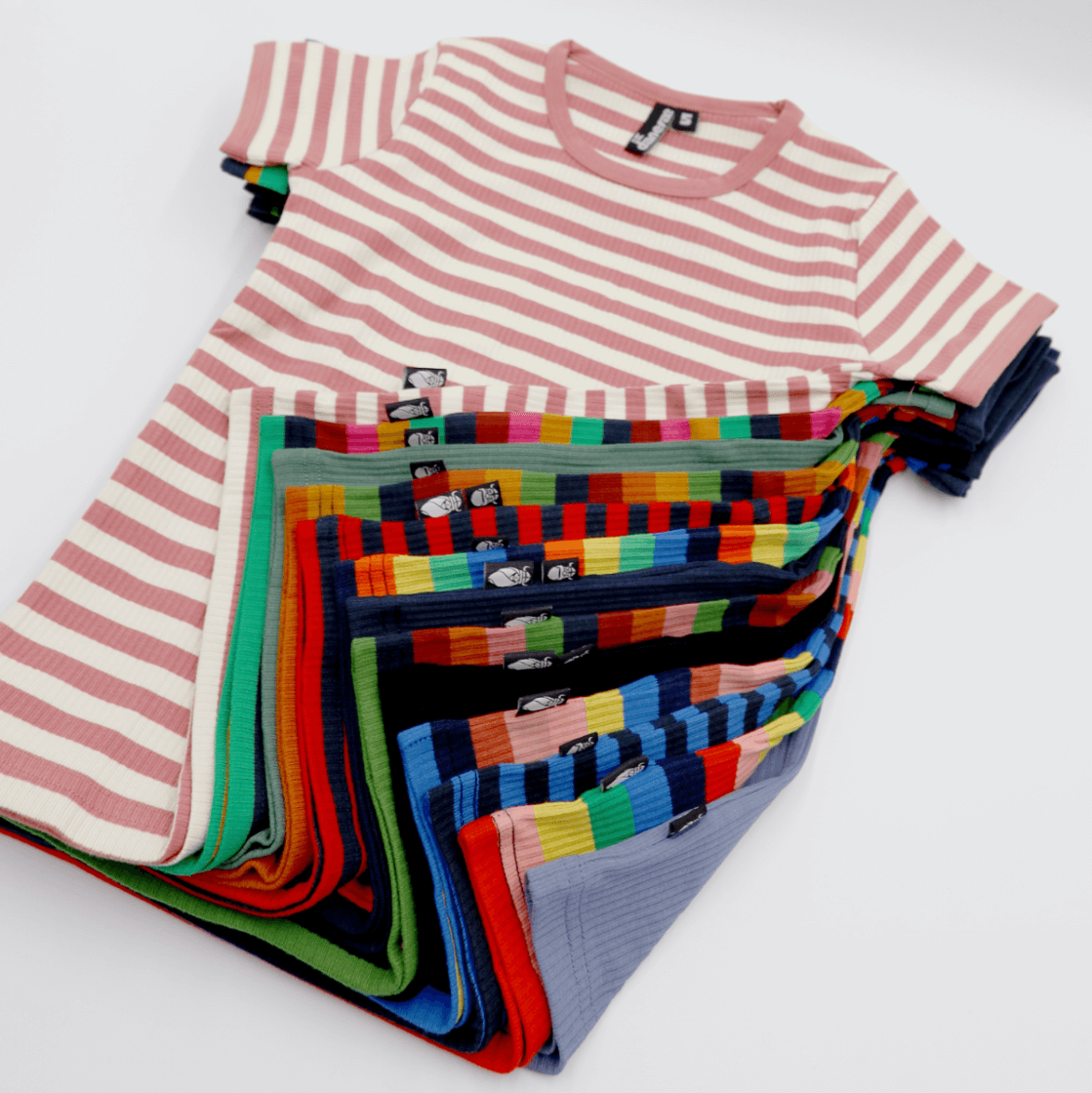 T-shirt til børn med striber  
